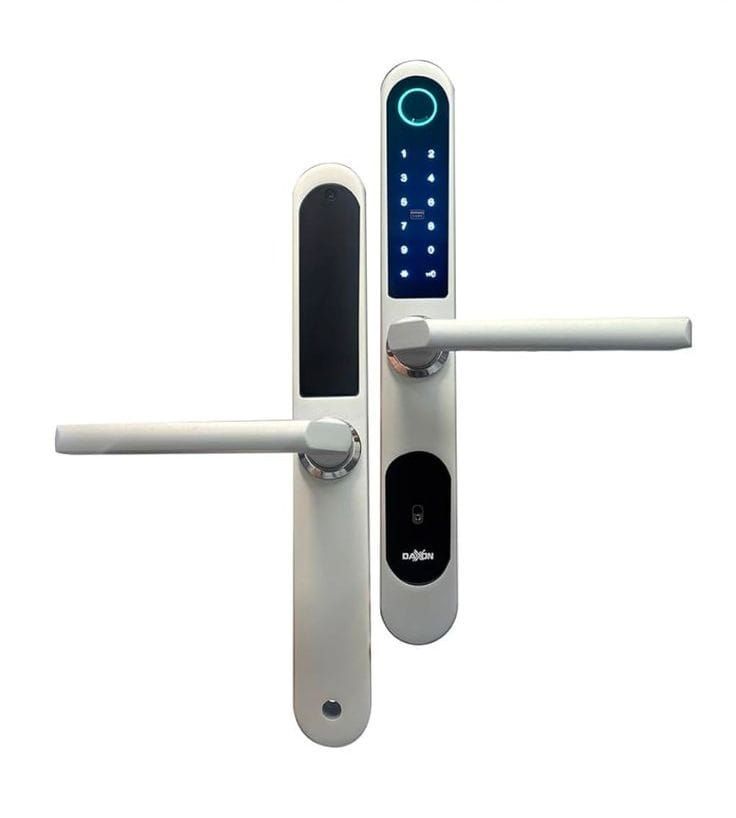 Una imagen de una cerradura de puerta inteligente sobre un fondo blanco.