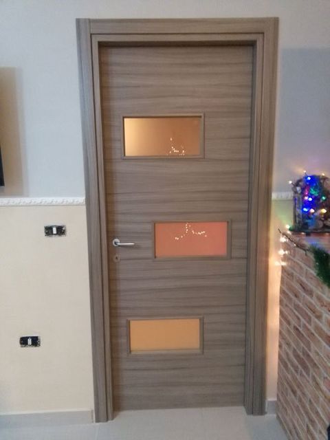 una porta in legno interna moderna con tre vetri