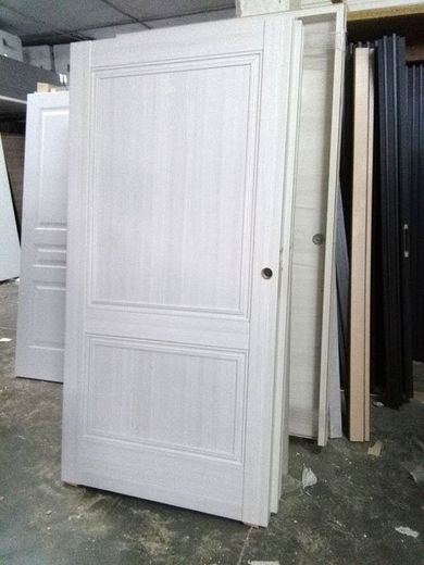 delle porte interne in legno di color bianco sfumato