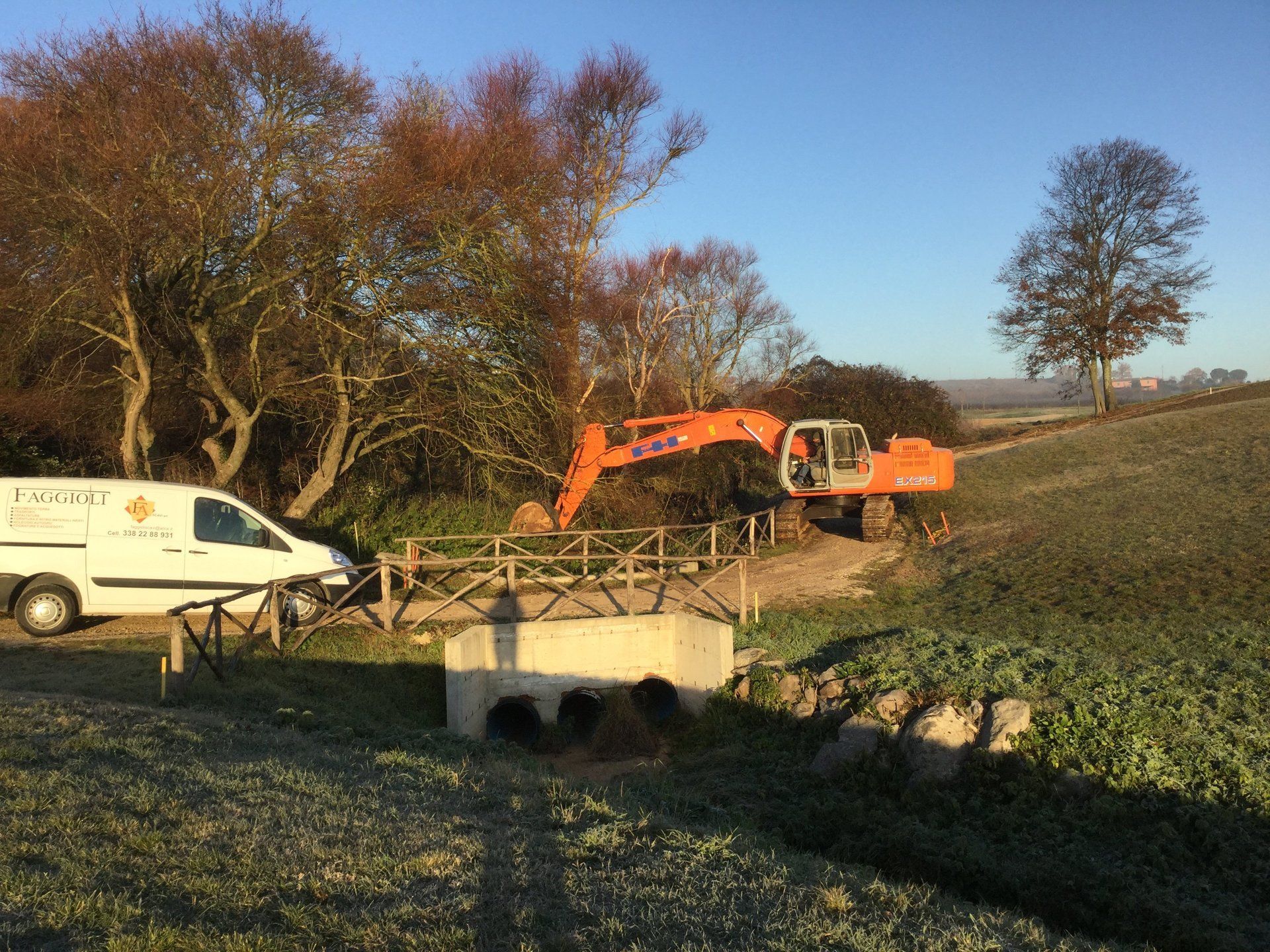 movimento terra vicino a fosso