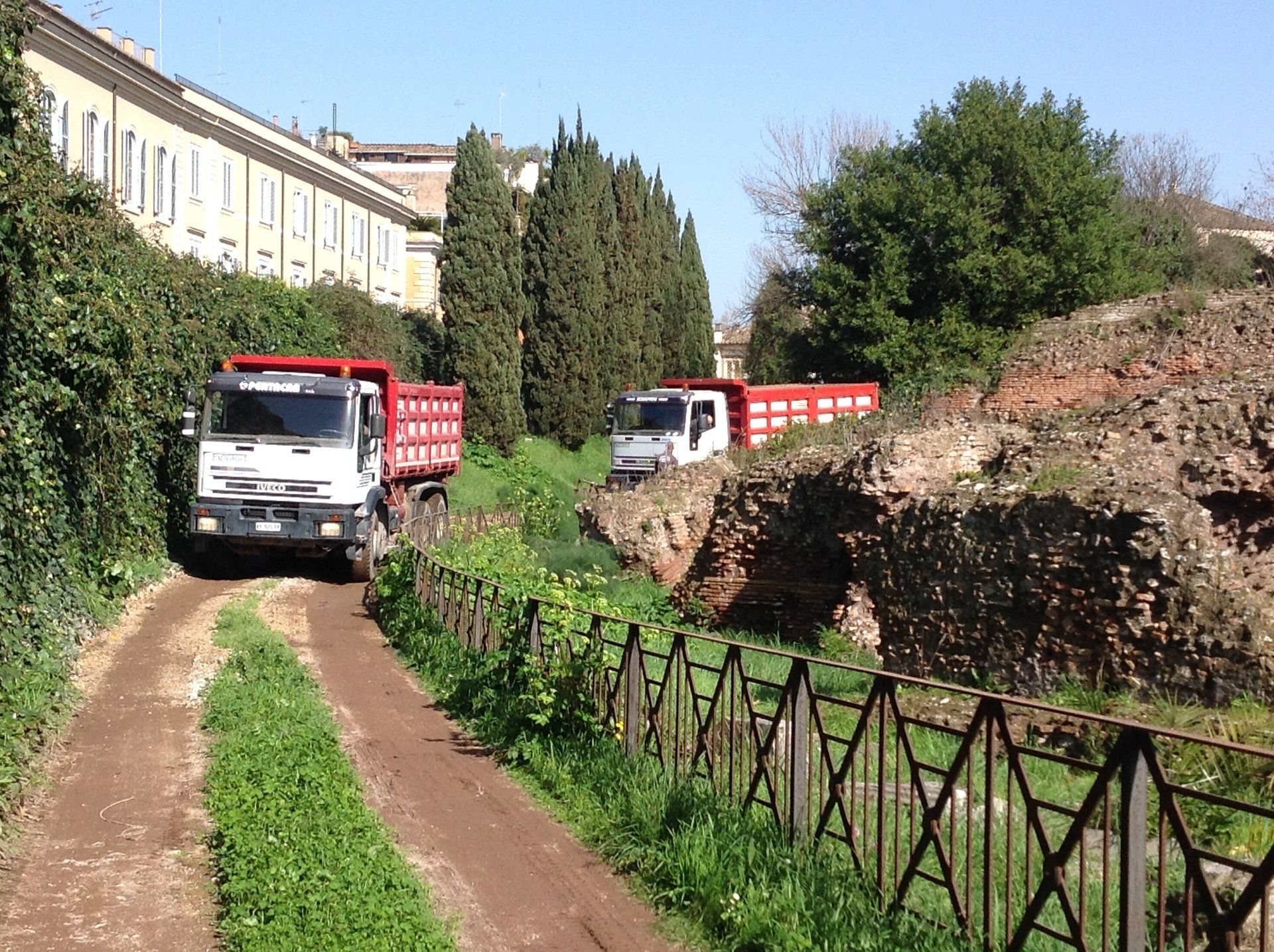 mezzi lungo la strada