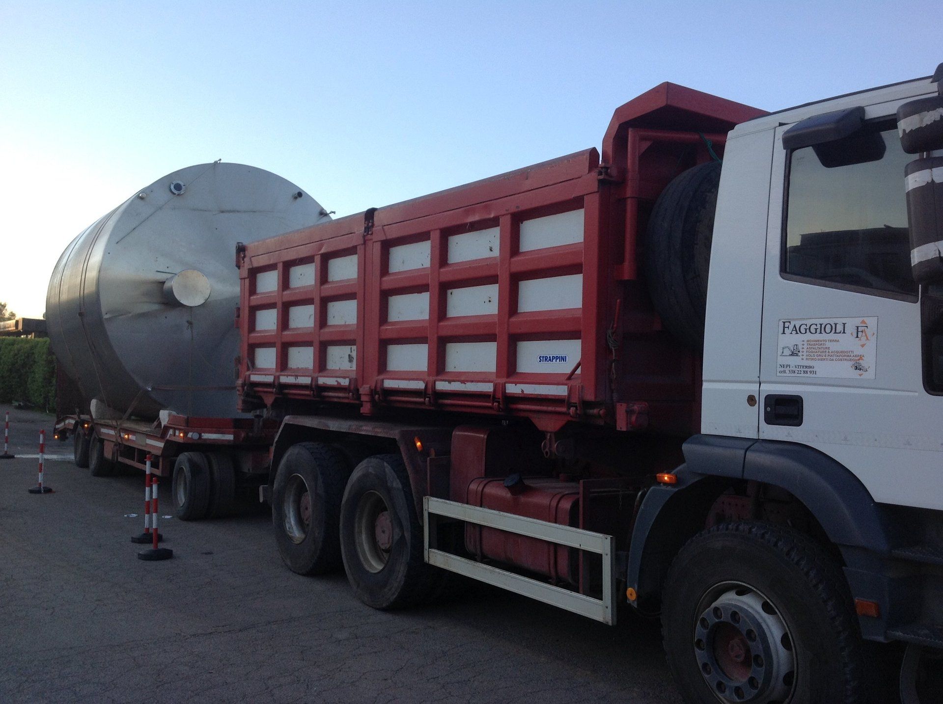 camion con dietro cisterna