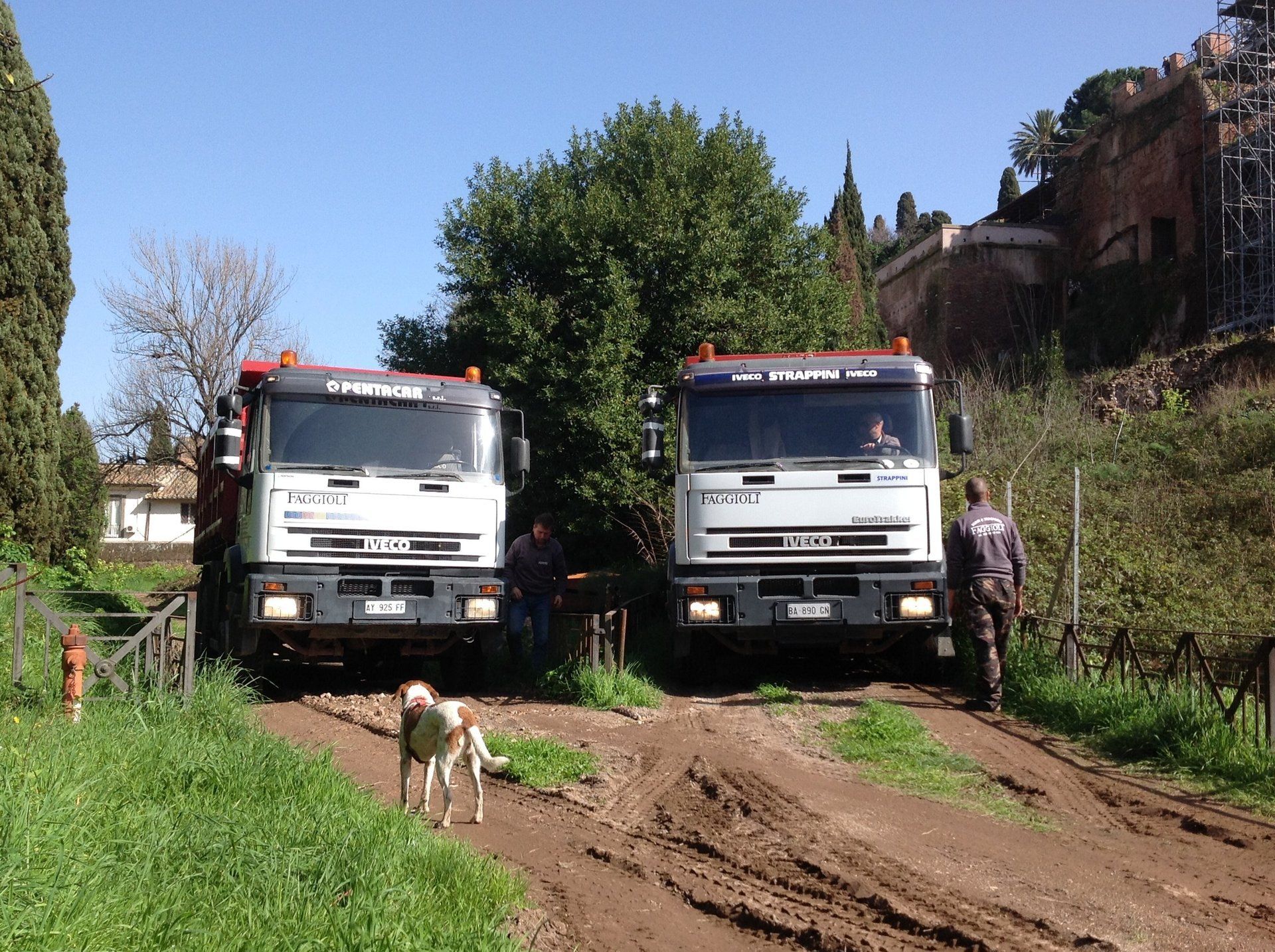 due mezzi con cassone