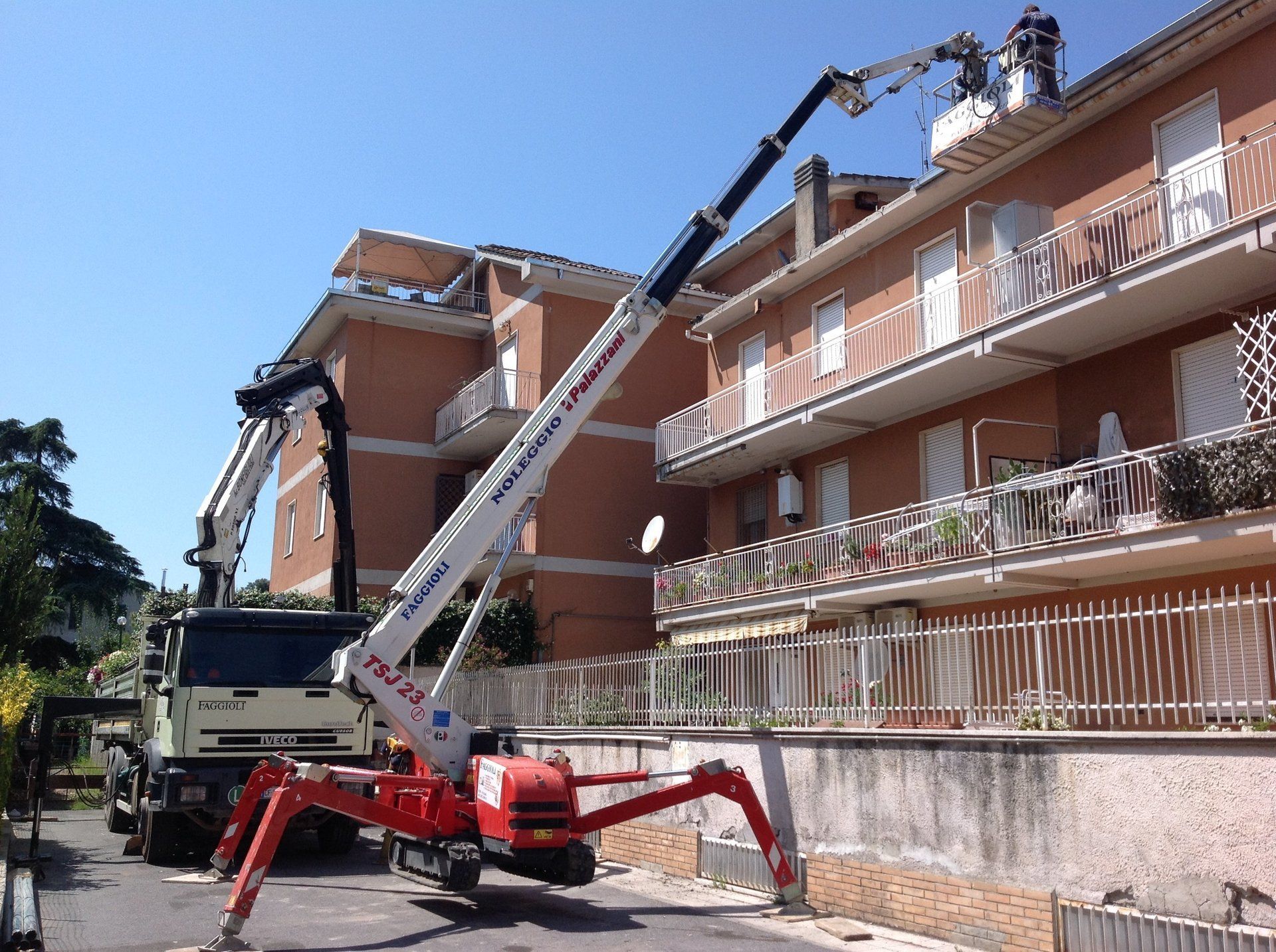 piattaforma aerea bianca e rossa