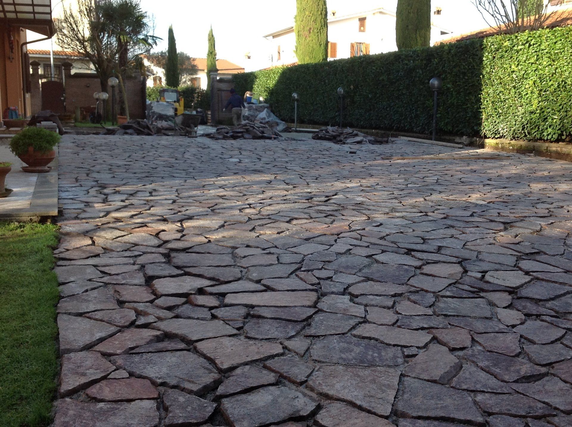 giardino con passaggio in pietra