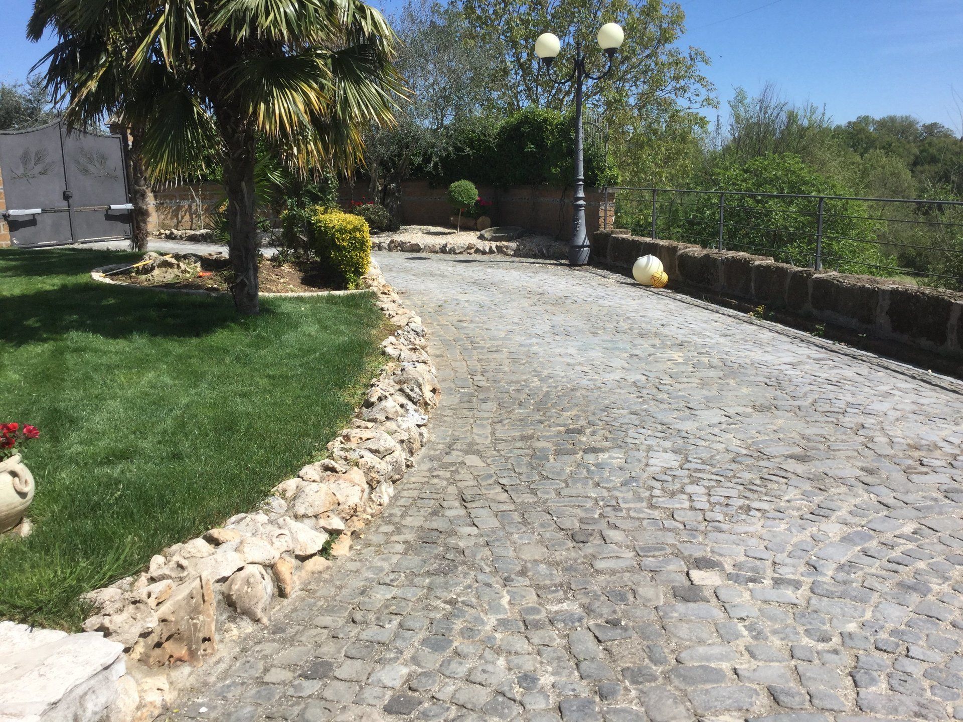 stradina di accesso in pietra