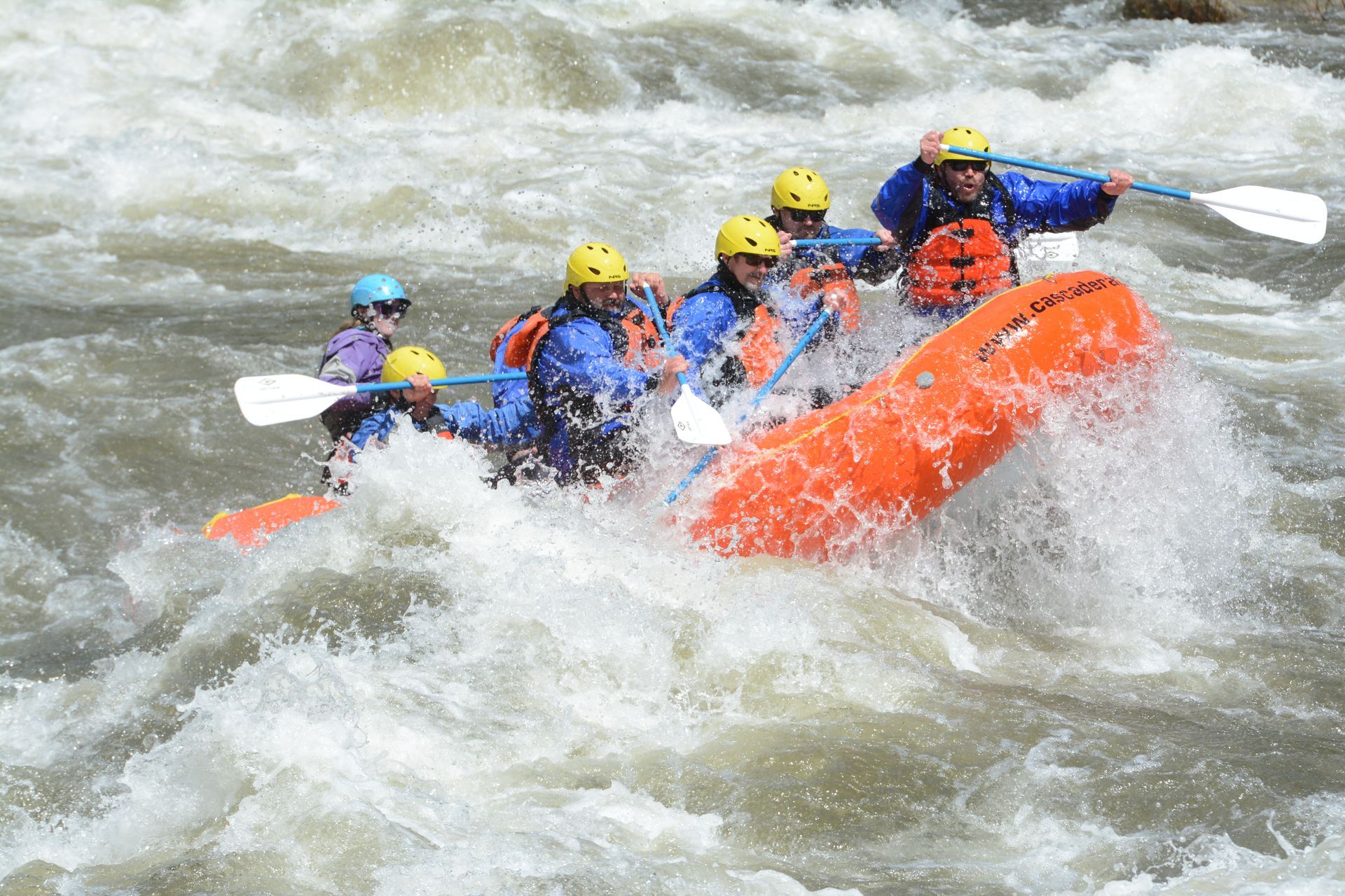 Raft going through big wave on Payette River