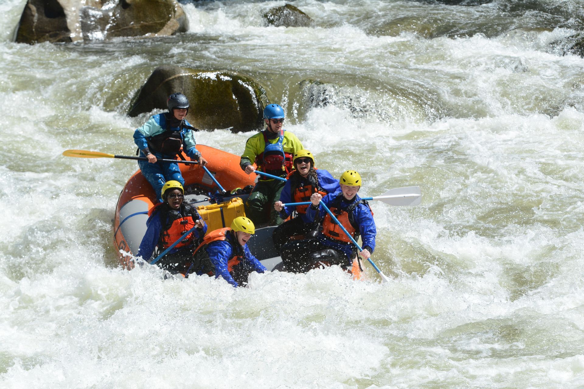 Rafting group paddling into big wave on Payette River