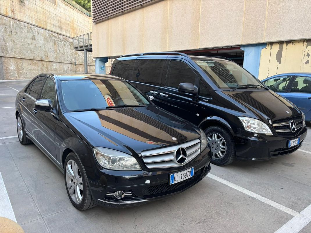 Mano che apre la maniglia della portiera dell'auto nera