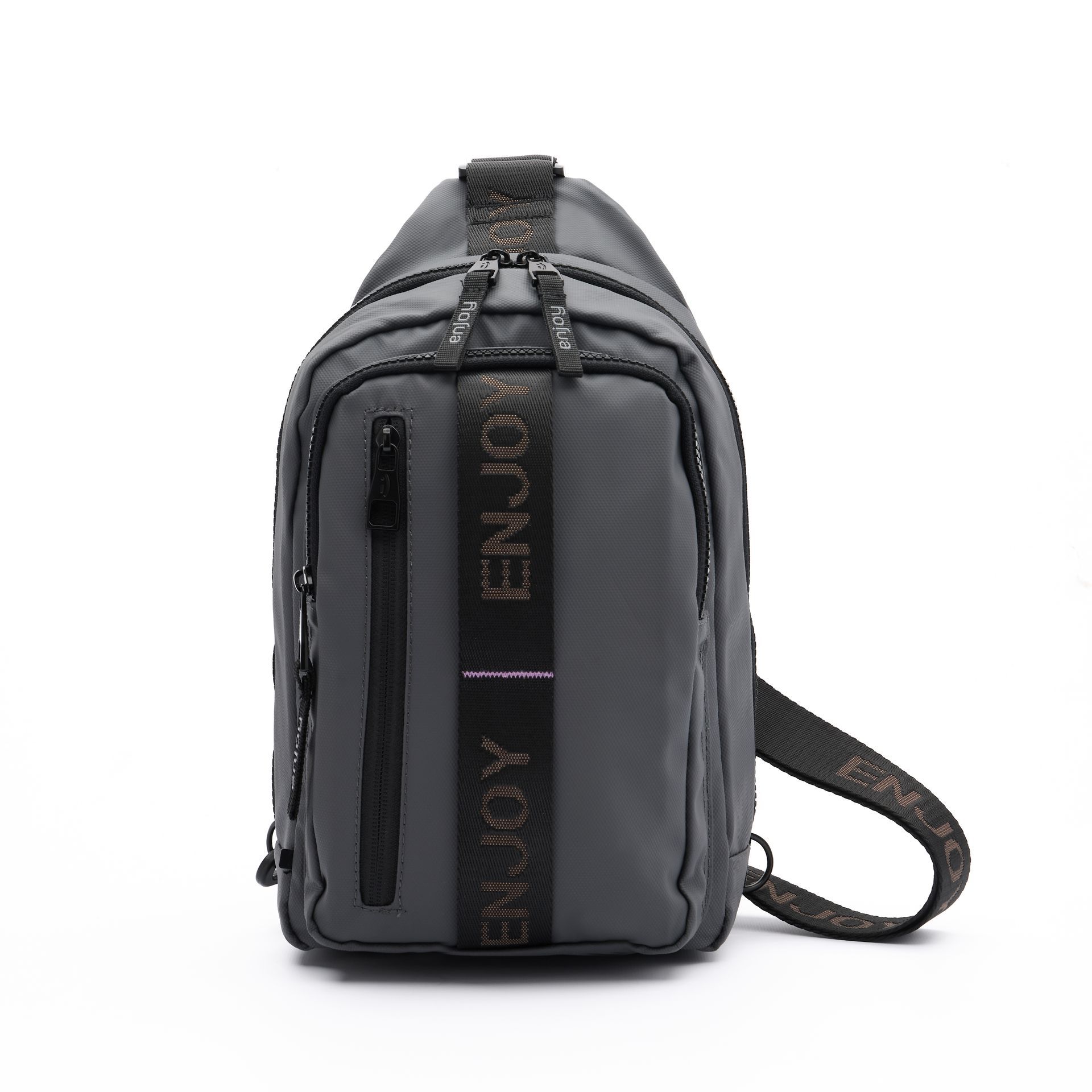 Un bolso bandolera gris con una correa negra que dice "disfruta".