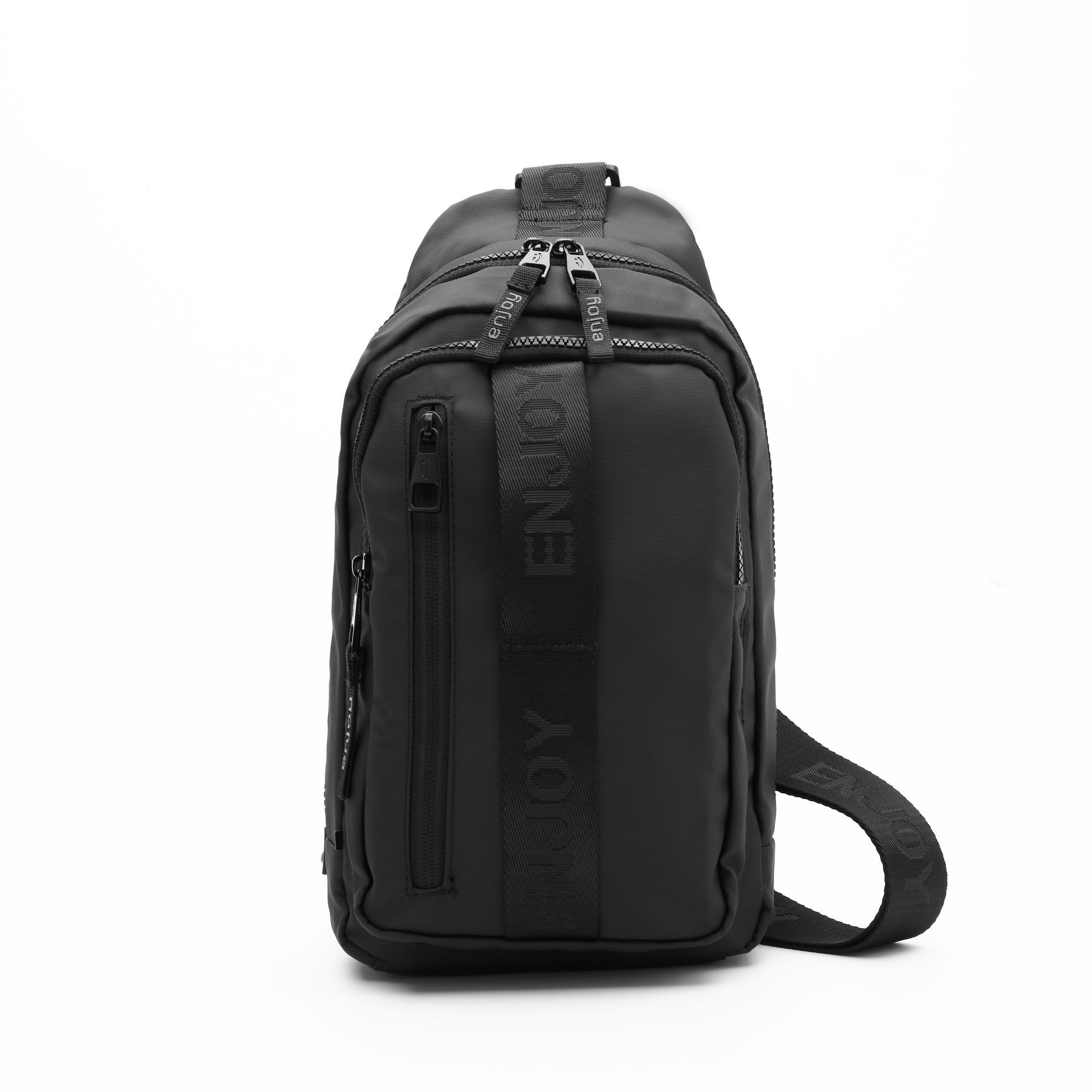 Una bolsa tipo bandolera negra con la palabra Enjoy escrita en ella.
