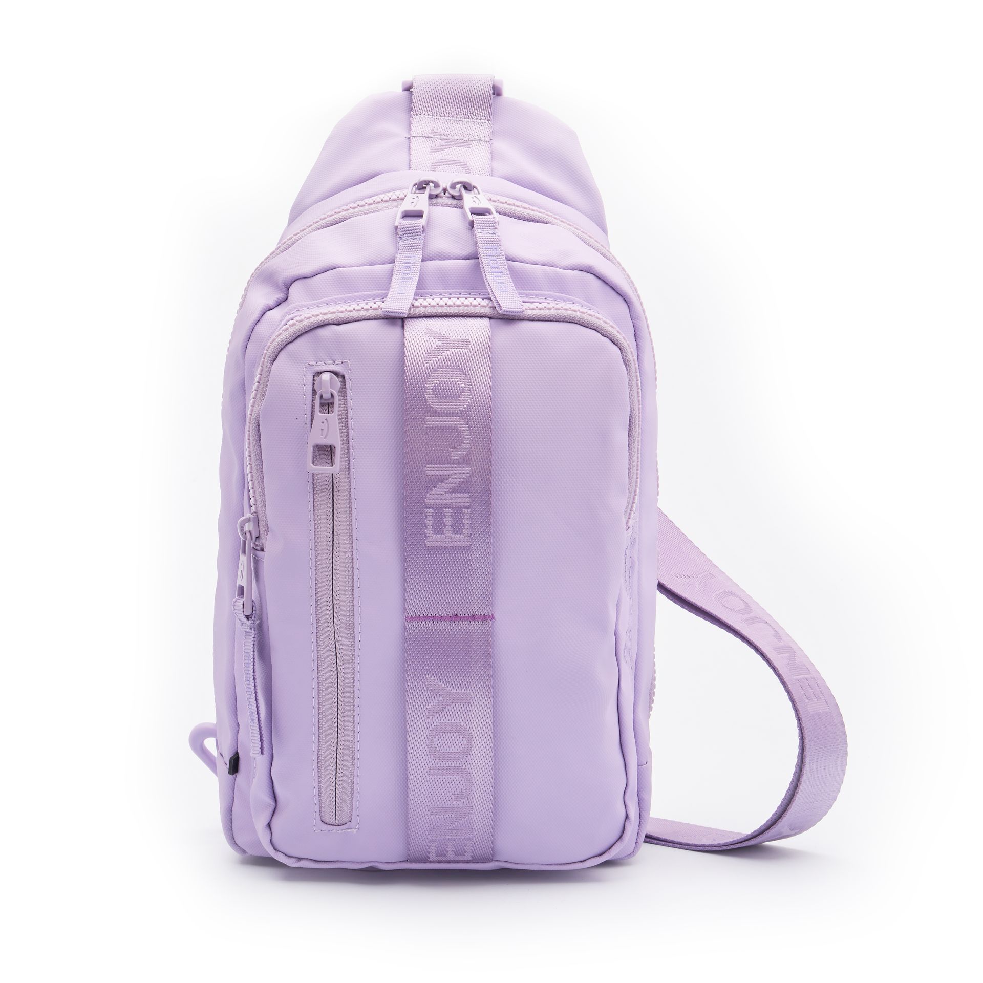 Un bolso bandolera de color morado con cremallera y correa sobre un fondo blanco.