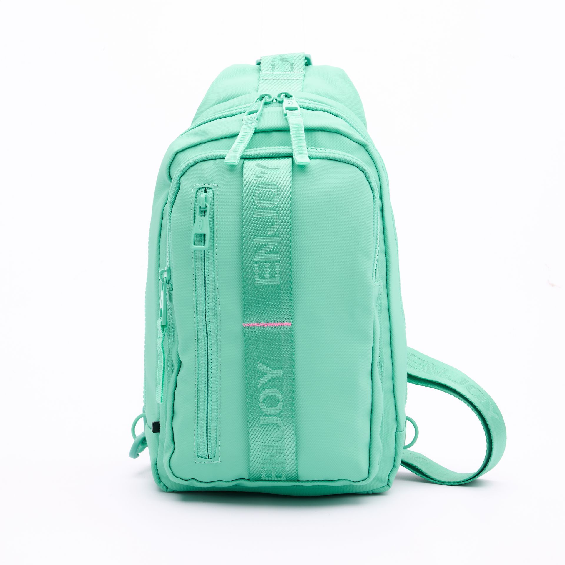 Una bandolera verde menta con la palabra "enjoy" escrita en ella.