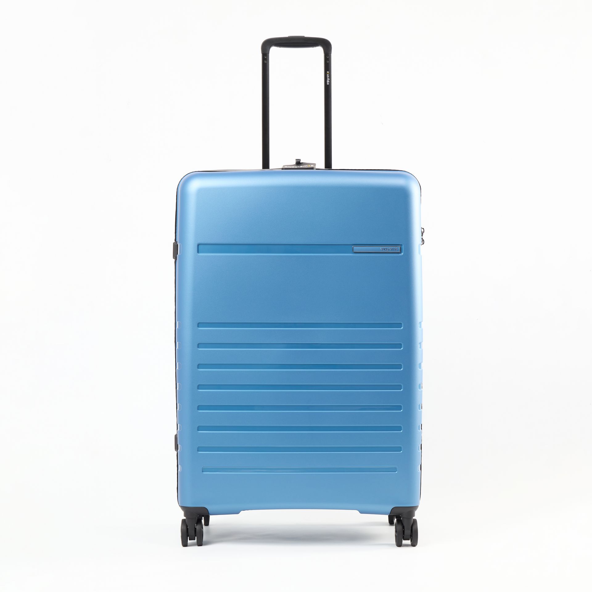 Una maleta azul con ruedas y asa sobre un fondo blanco.