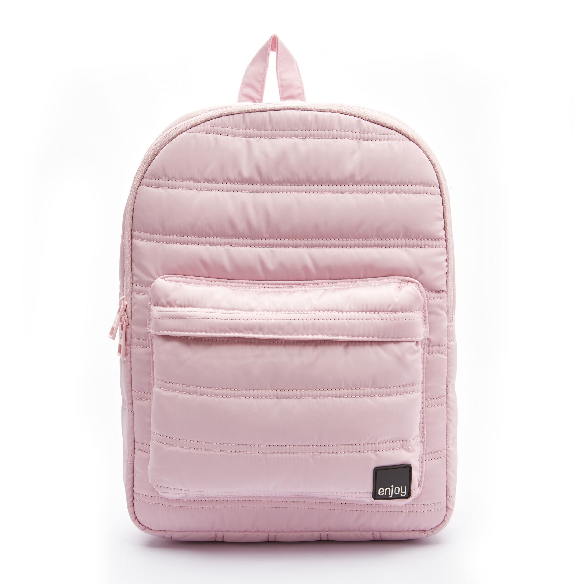 Una mochila acolchada rosa con una etiqueta negra.