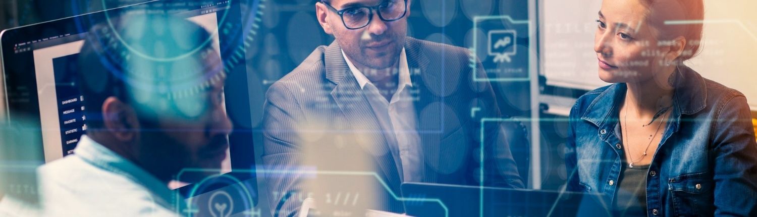 Profissionais discutindo soluções de TI com interface digital sobreposta