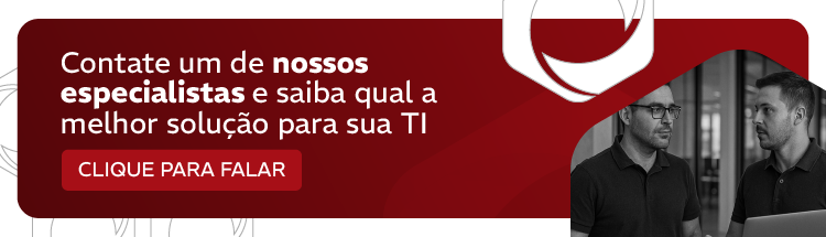 Homem no computador; arte convida a consultar especialista da Visual Systems e entrar em contato.