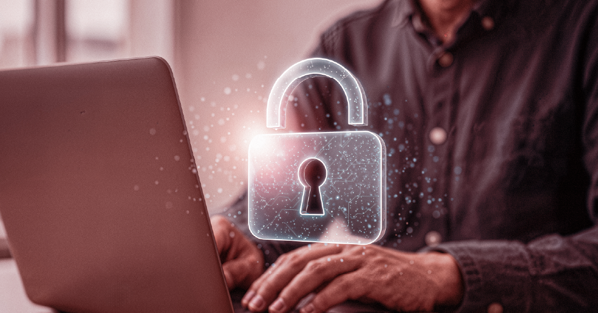 Homem ao notebook com ícone de cadeado digital brilhante representando segurança.