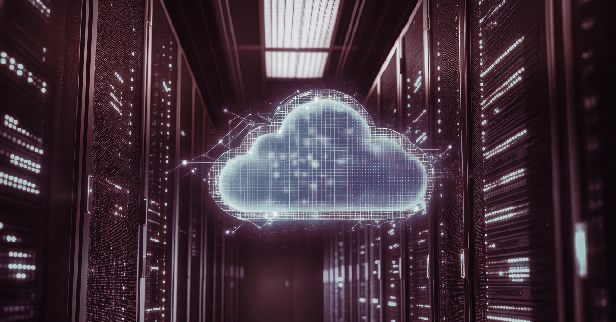 Corredor de servidores de data center com um ícone de nuvem digital centralizado.