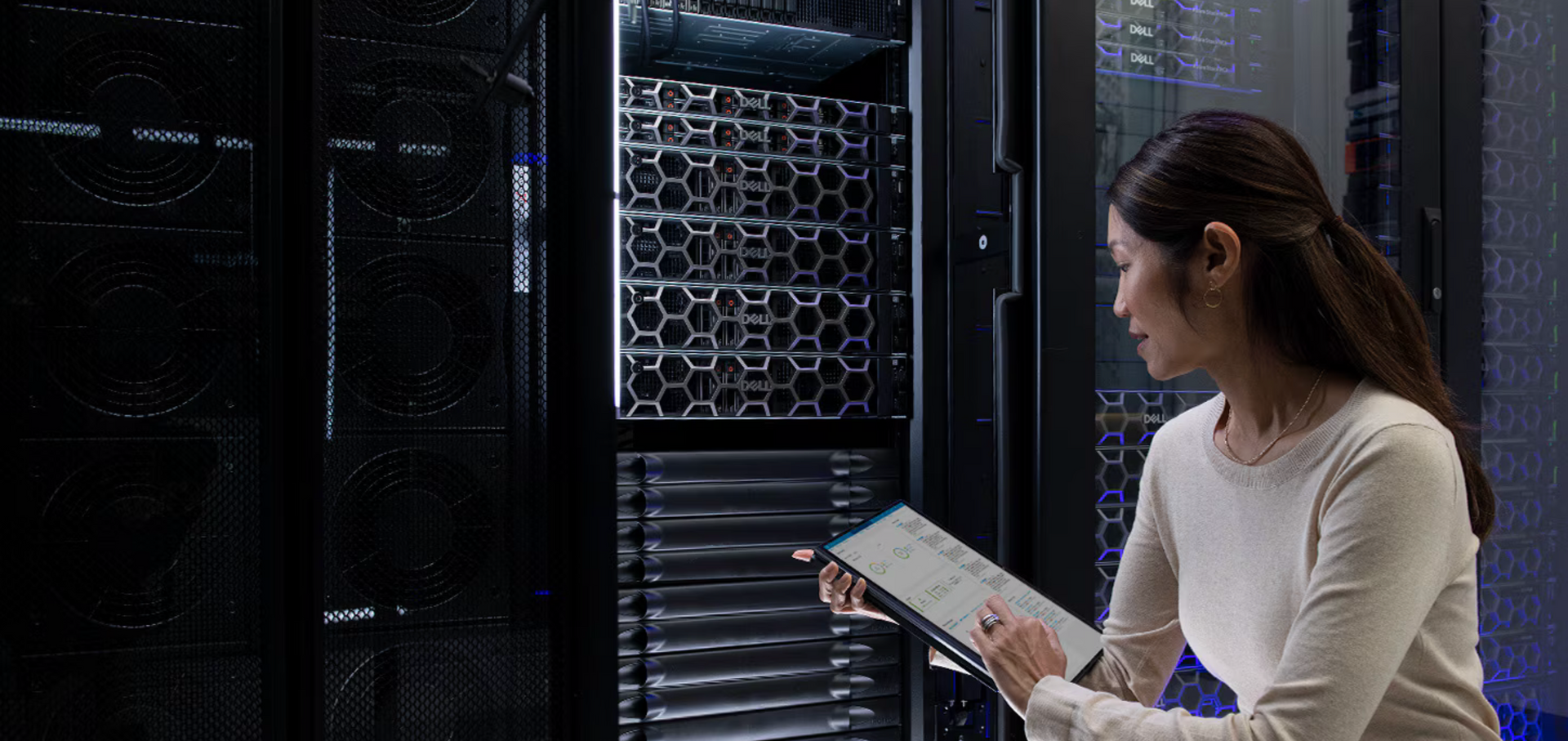 Mulher na sala do servidor, usando tablet, examinando equipamentos do data center.