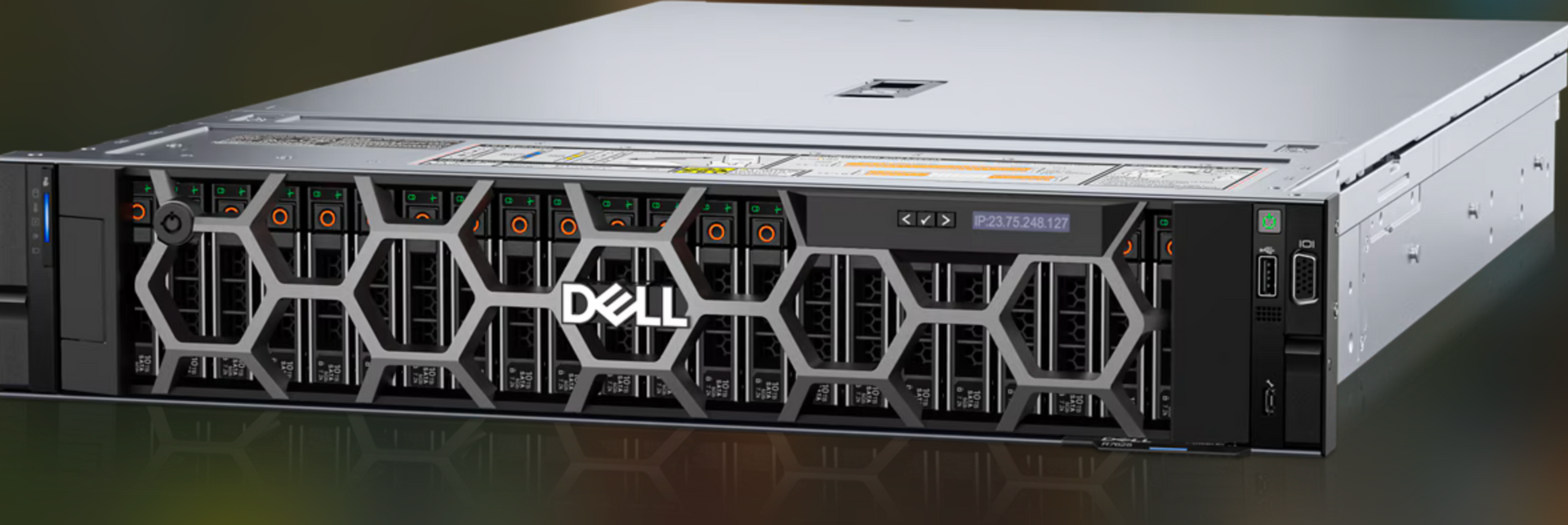 Rack de servidor Dell com grade tipo colmeia, prata e preto, em uma sala de servidores.