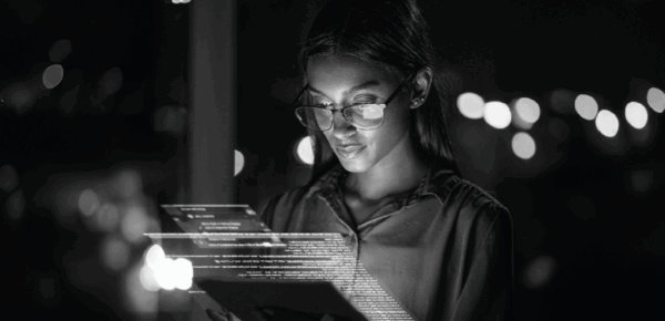 Profissional analisando tablet, representando monitoramento de TI com NOC como Serviço