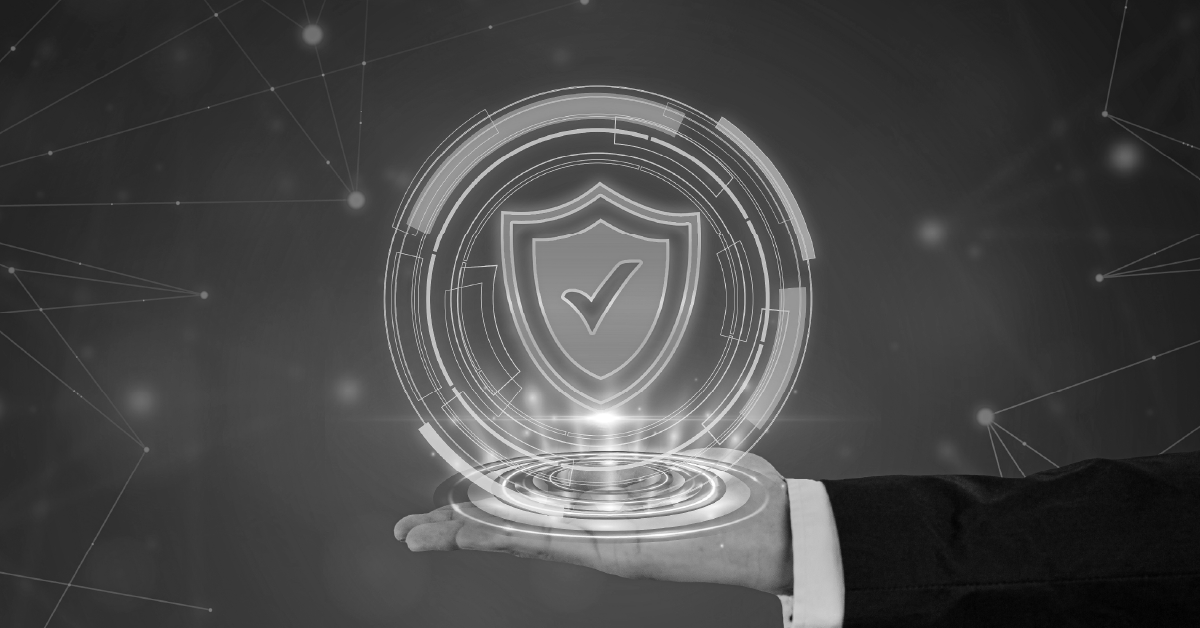 Mão de um profissional exibindo um escudo digital com um visto, simbolizando segurança em rede.