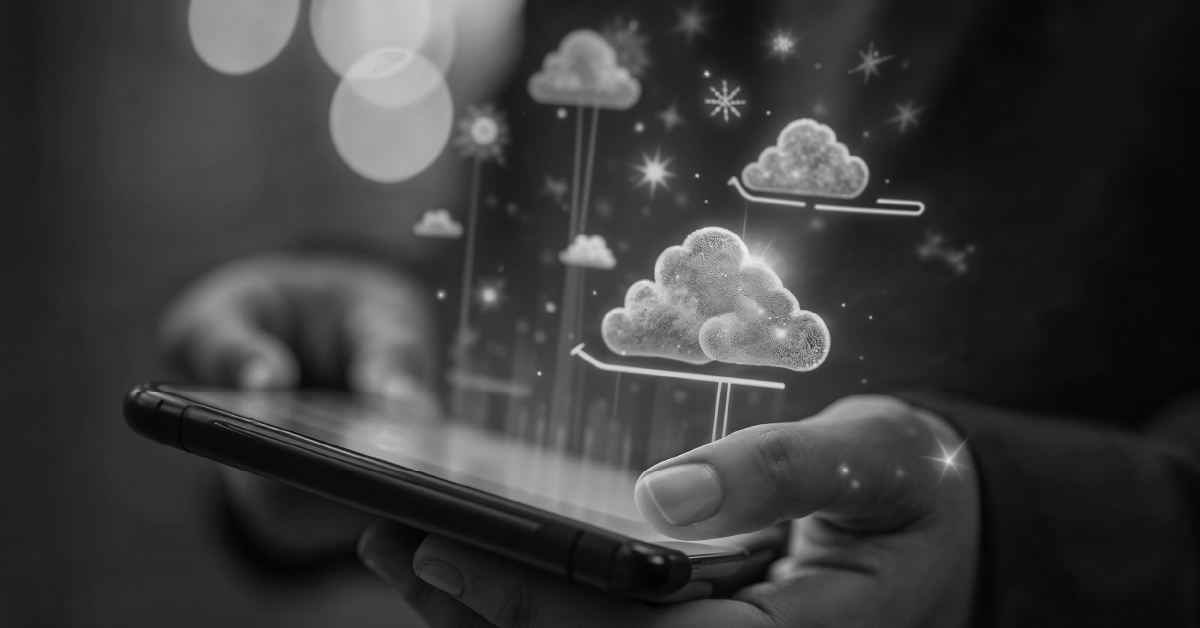 Mão segura celular, projetando ícones digitais de nuvens e elementos climáticos.
