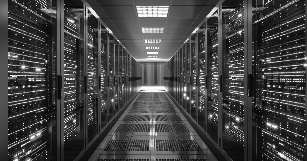 Corredor de data center em cinza, com racks de servidores e luzes ativas.