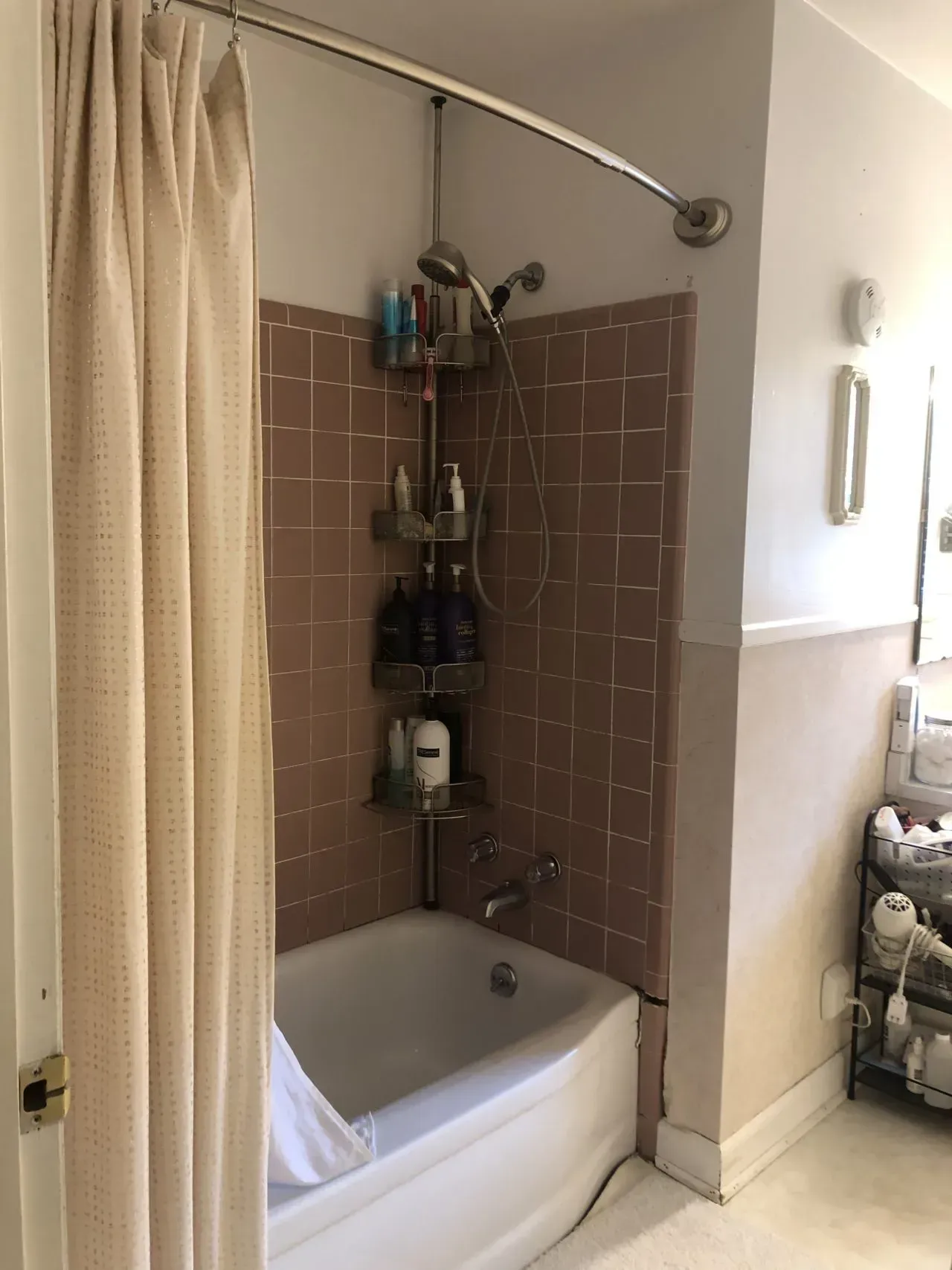 A bathroom with a bathtub and a shower curtain
