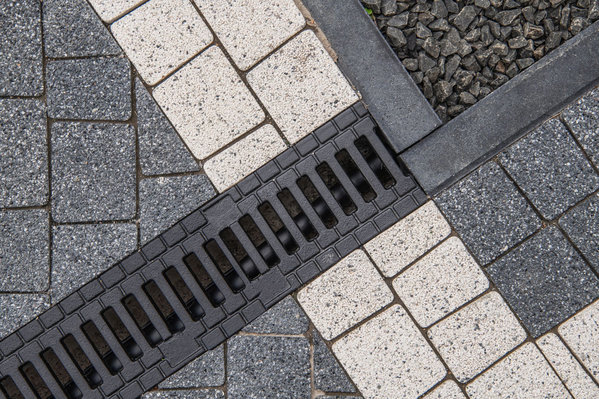 A manhole cover is sitting on top of a brick walkway.