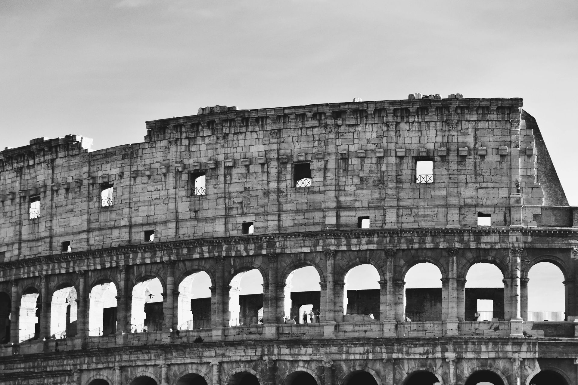 zdjęcie przedstawia frament murów rzymskiego koloseum we Włoszch