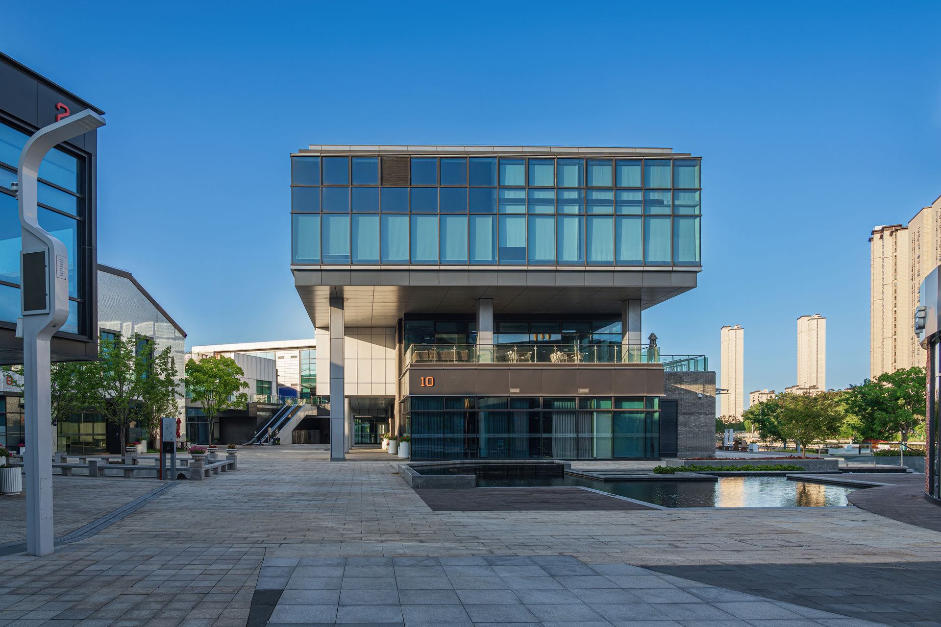 A large building with a lot of windows is in the middle of a city.