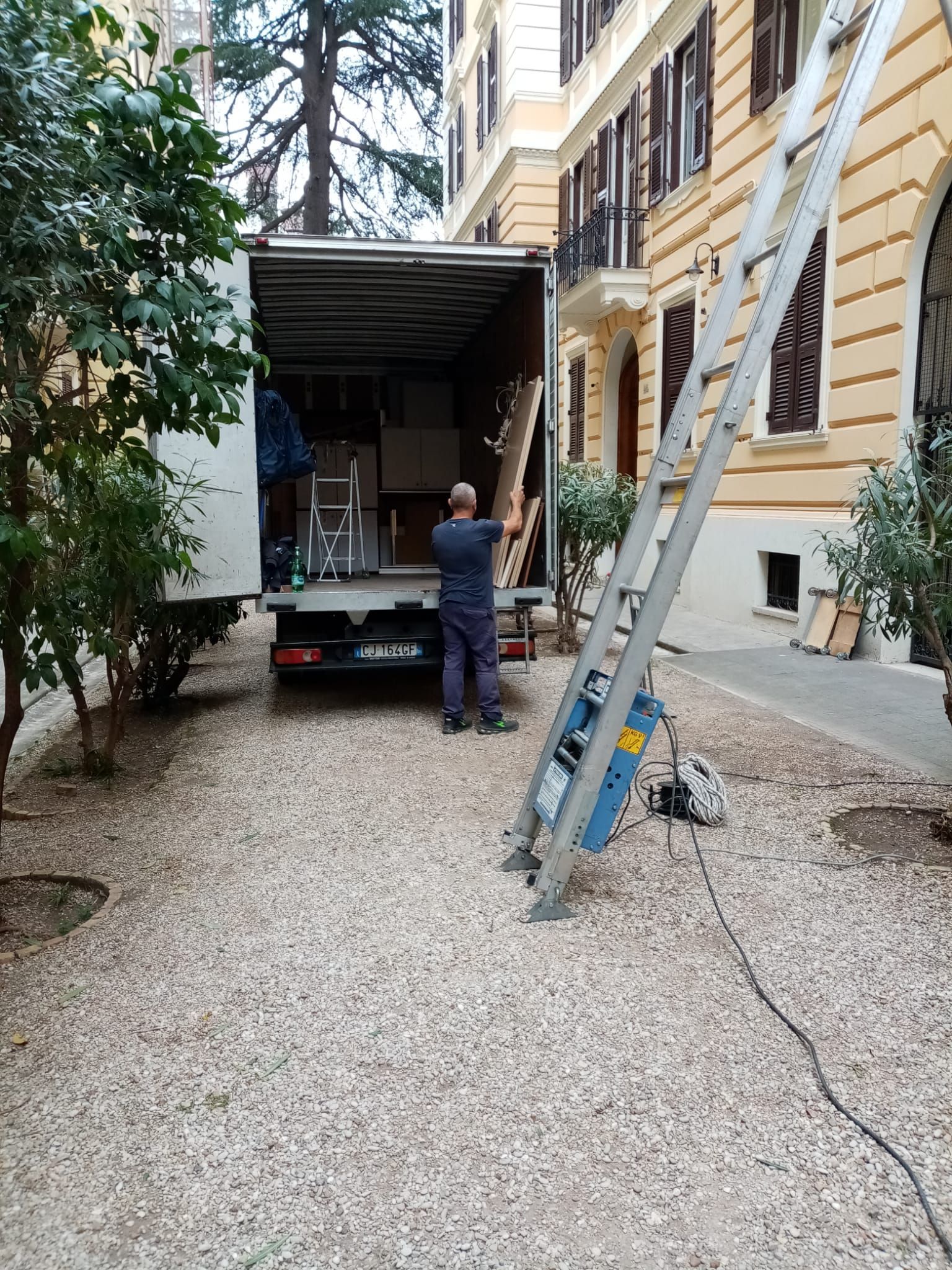 Carico dei mobili sul furgone per trasloco a Roma