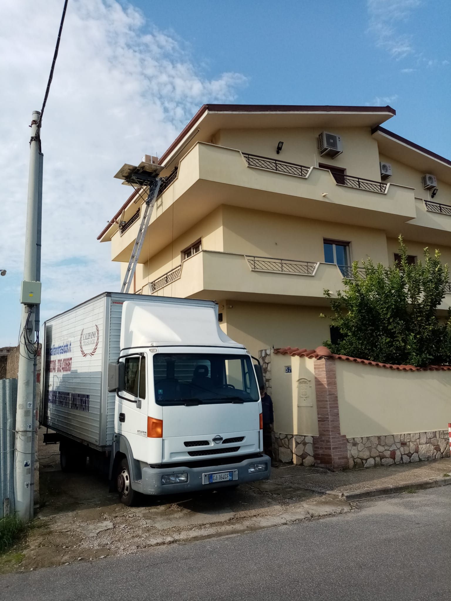 Furgone per trasloco di fianco a villetta a Roma