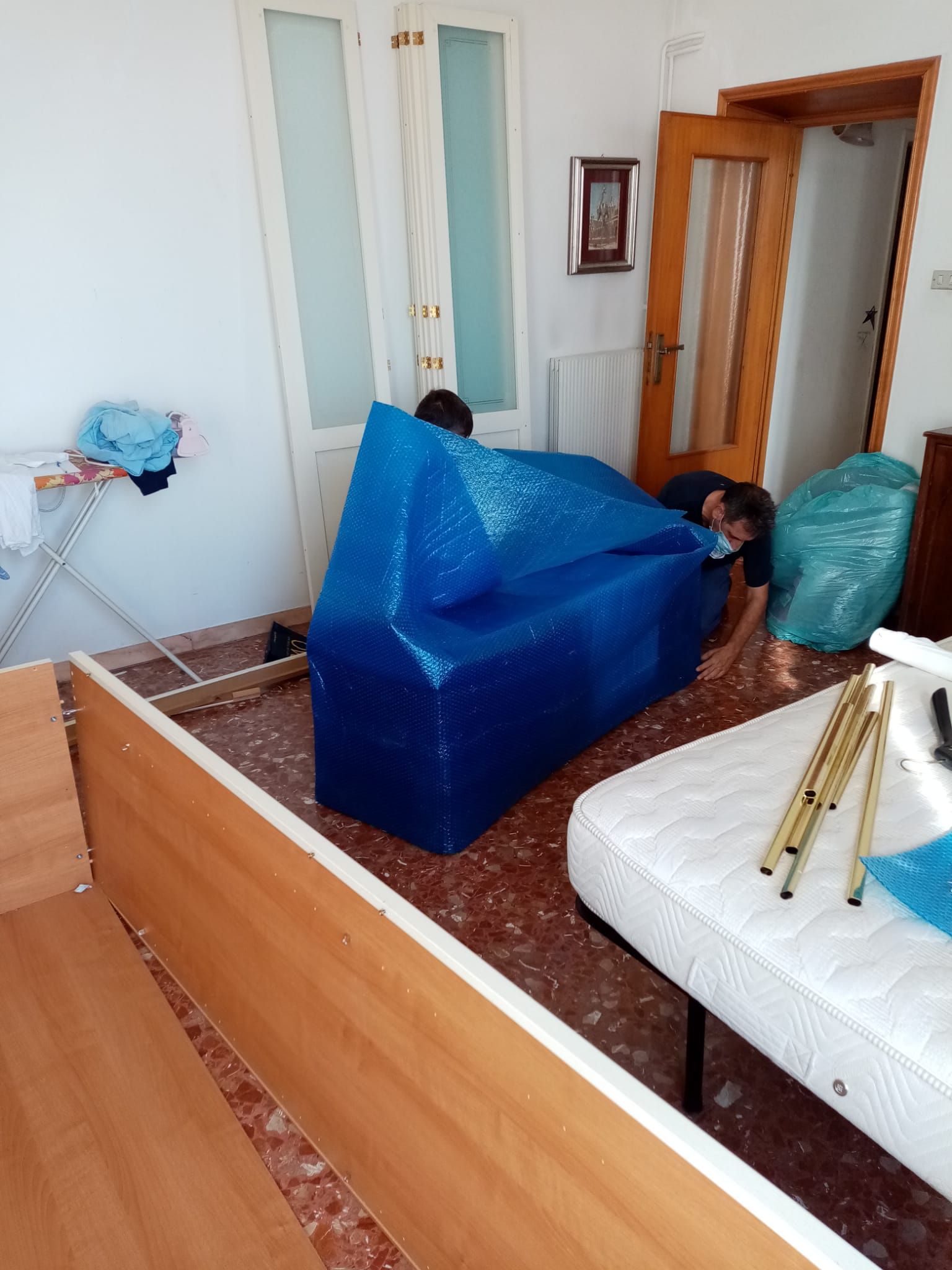 Imballaggio dei mobili del salotto per traslochi nazionali a Roma