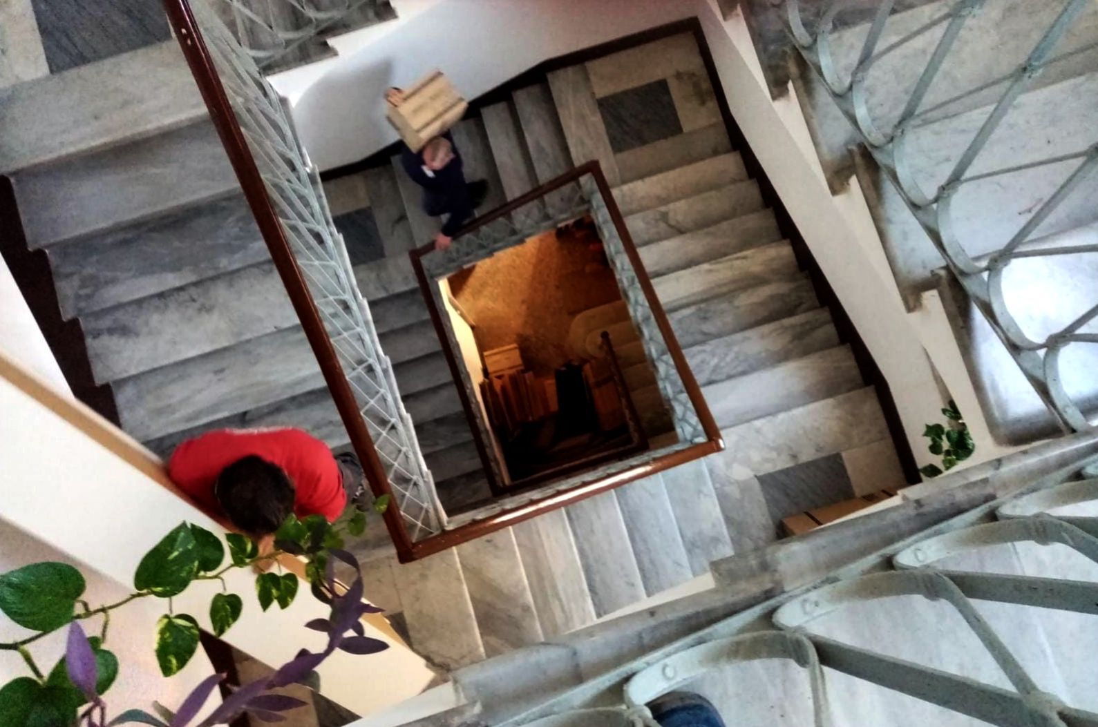 Trasporto scatoloni sulle scale del palazzo per trasloco di un appartamento a Roma