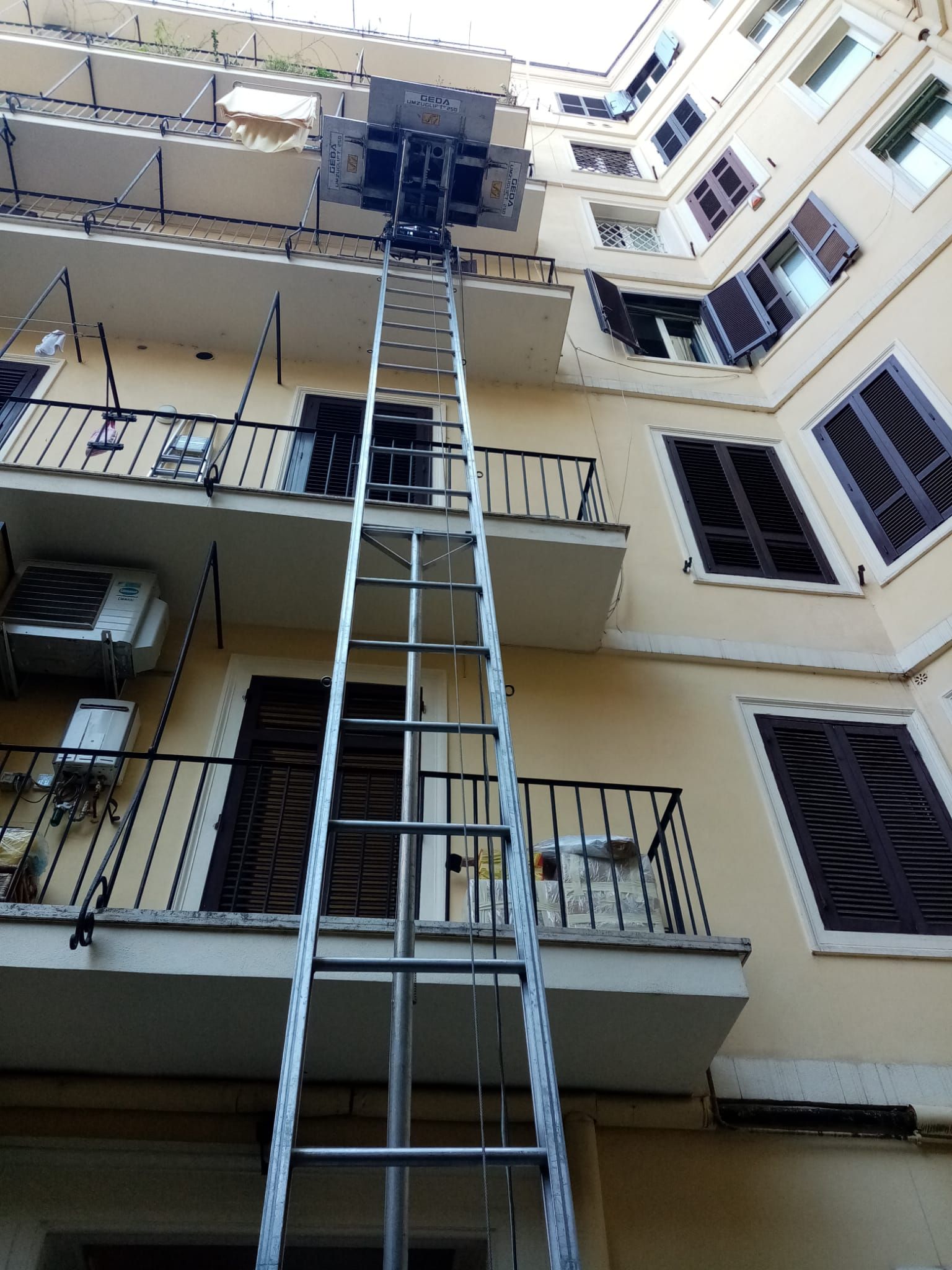 Movimentazione arredi con scala dal terzo piano per trasloco a Roma