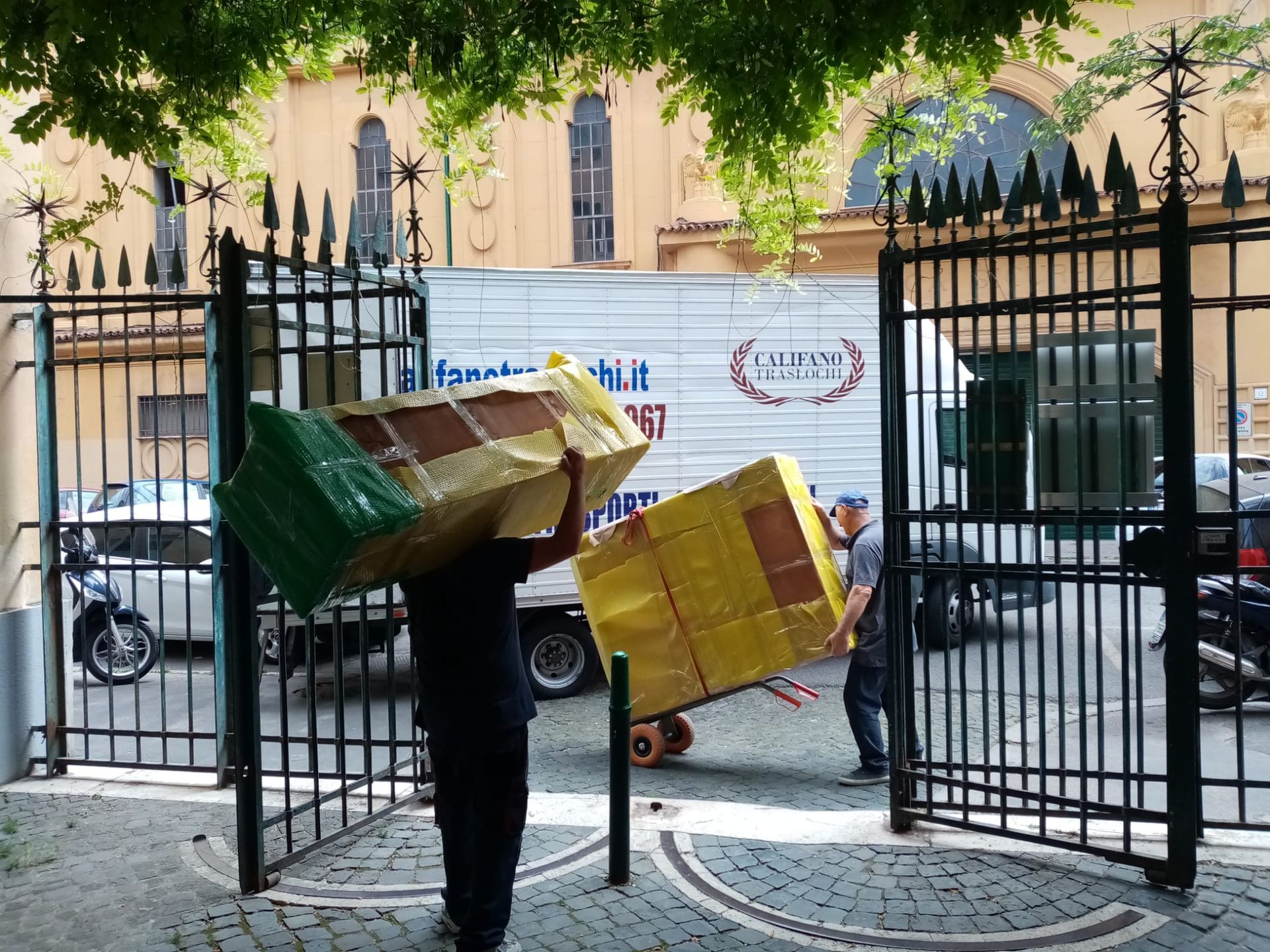 Trasporto scatoloni sul furgone per traslochi nazionali a Roma