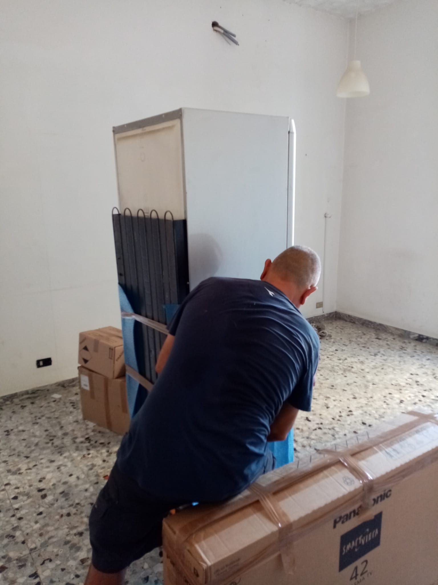 Carico di un frigorifero su carrello di trasporto per trasloco a Roma