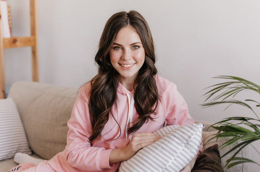 девушка на матрасе для сна. женщина в доме 2022. женщина сидит дома. женщина в доме 2022. женский дом.