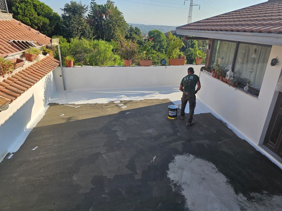 Vista su un cortile aperto con balconi e impalcature sottostanti.