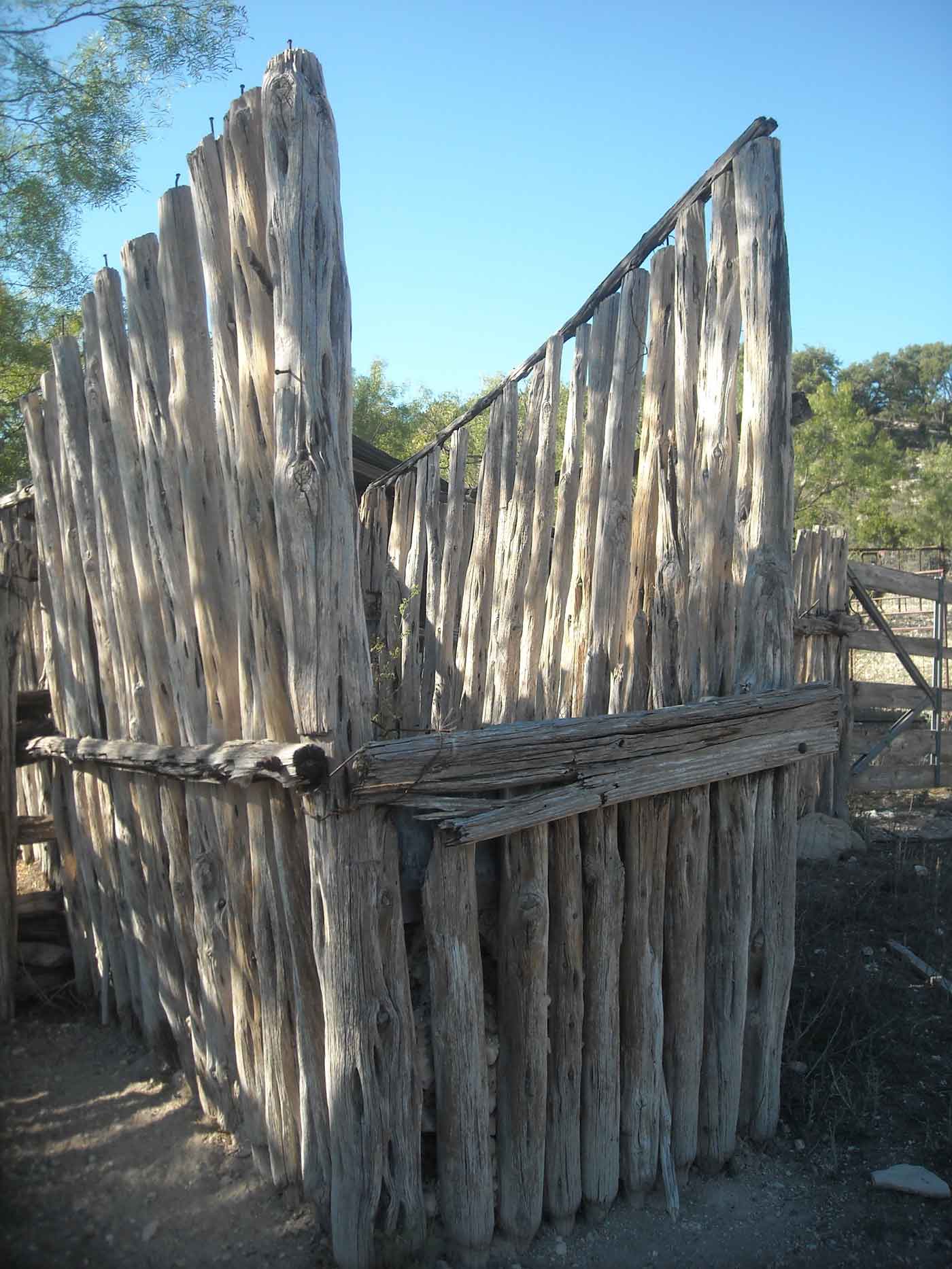 Loading chute made of heart cedar