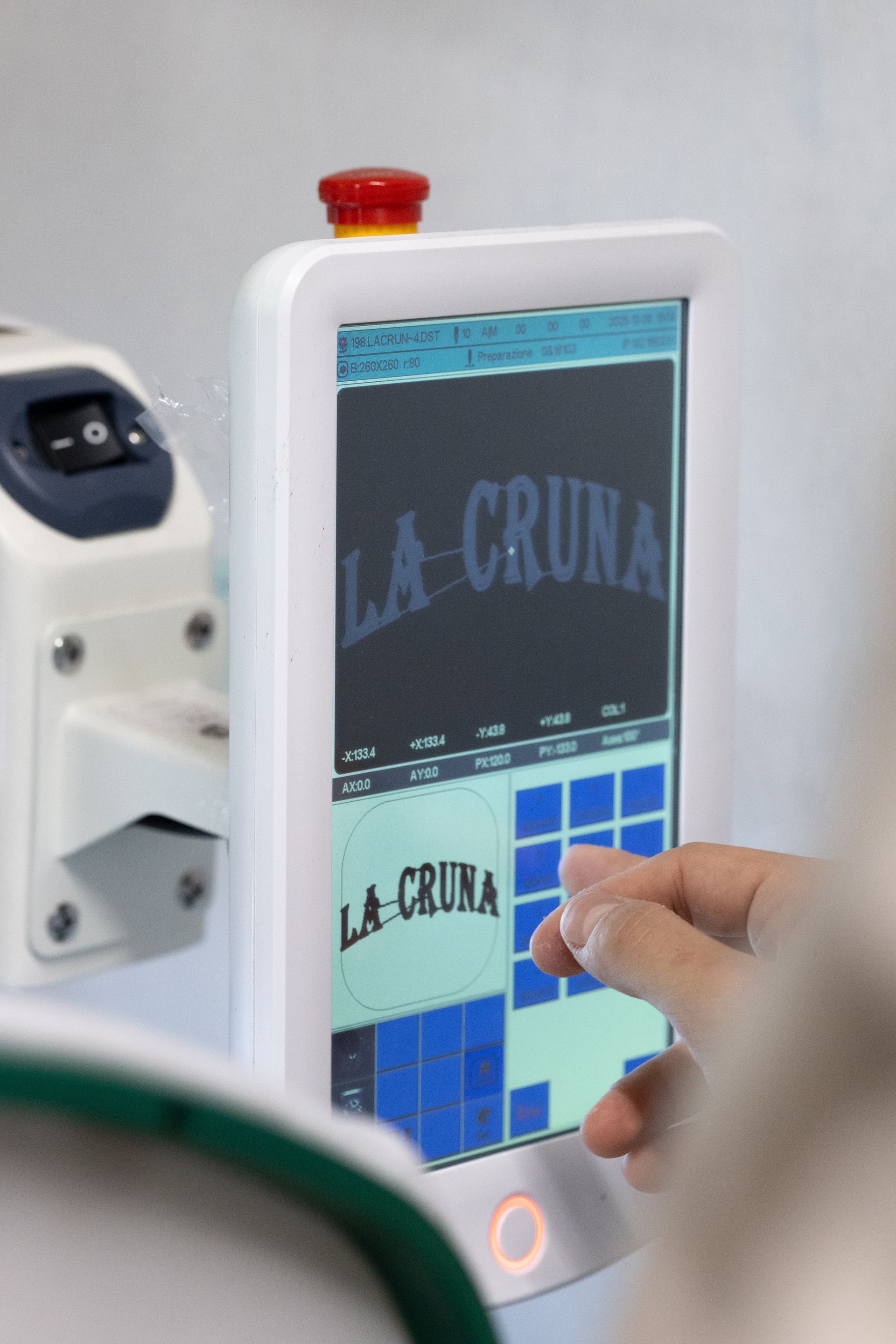 Mano che tocca un touchscreen su cui è visualizzato il testo 