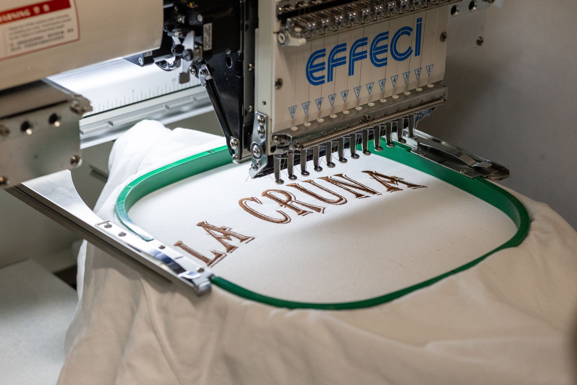 Macchina da ricamo che ricama 