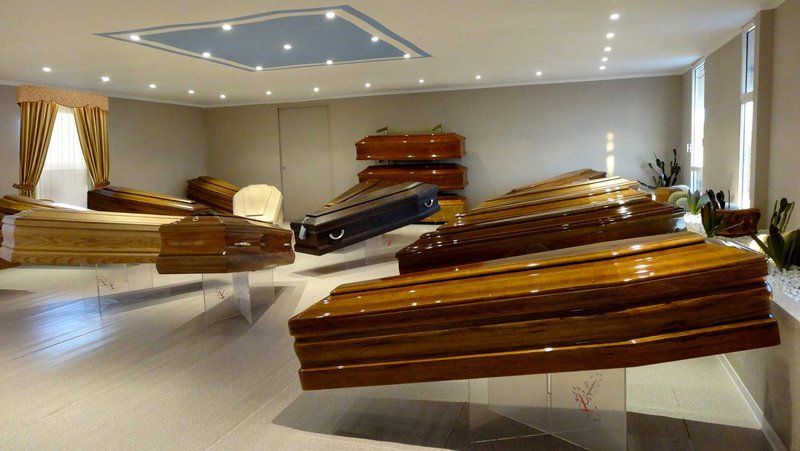 diversi tipi di bare in legno pregiato intarsiato