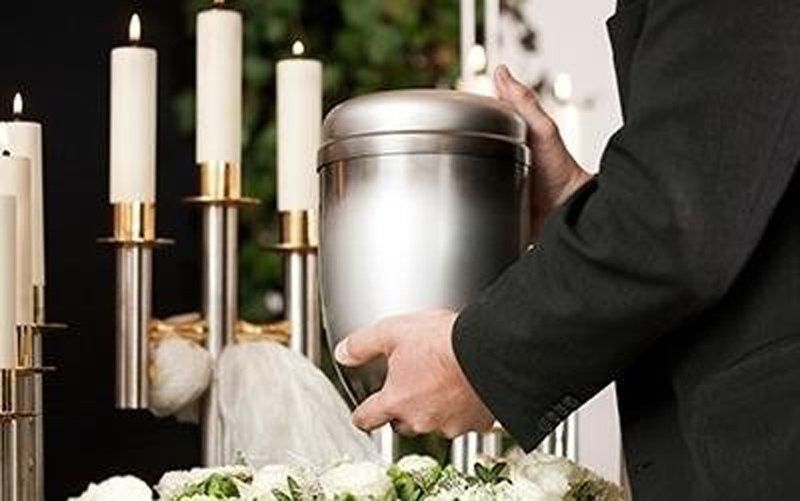 urna cineraria per il rito funebre della cremazione