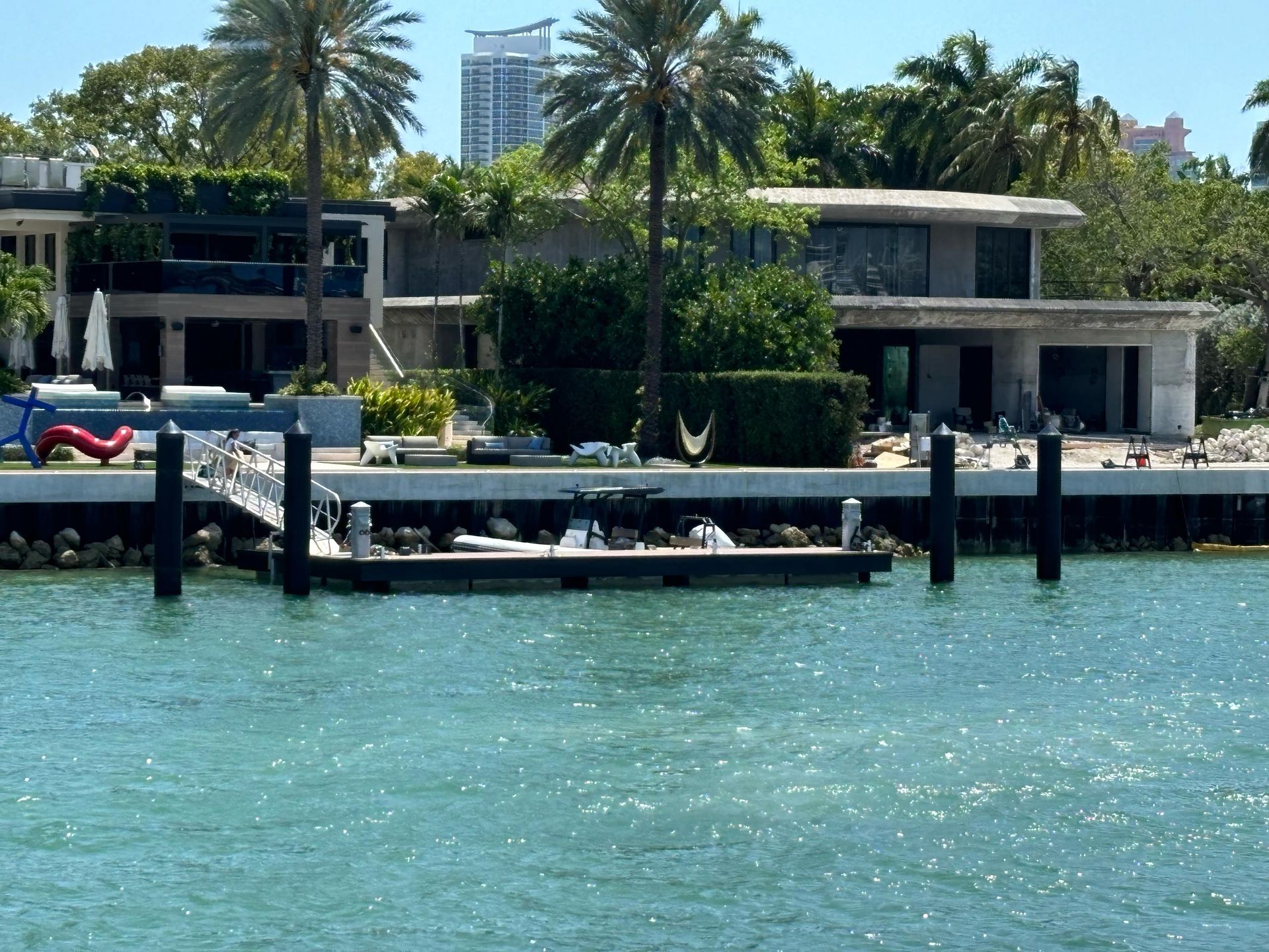 Miami boat tour of Celebrity homes passing by Star island with Mansion views