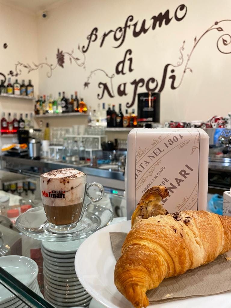 colazione con cappuccio e brioches