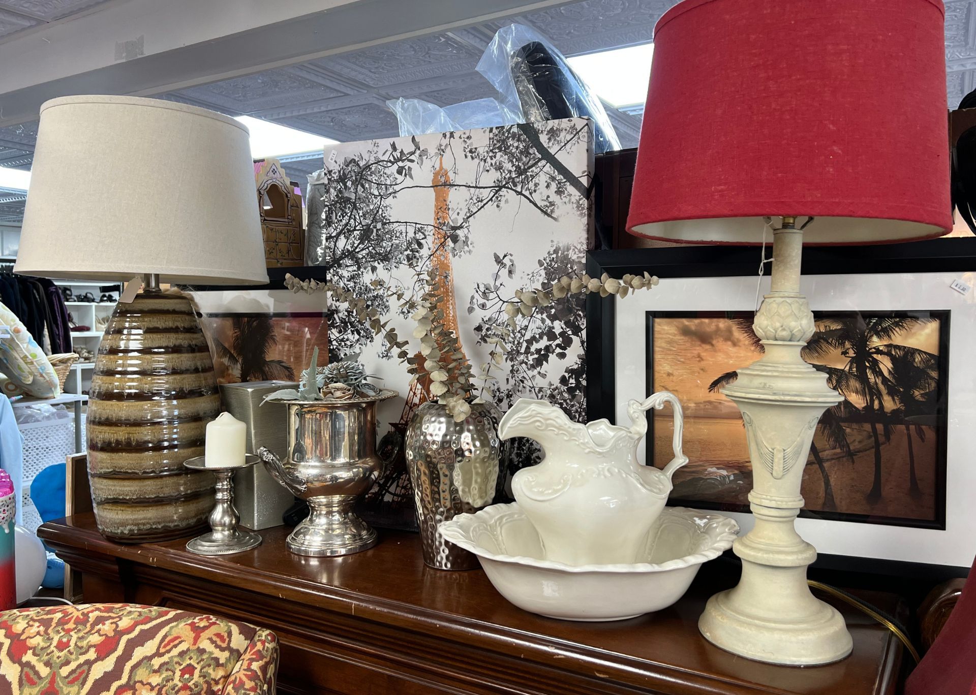 A table with lamps and a bowl on it